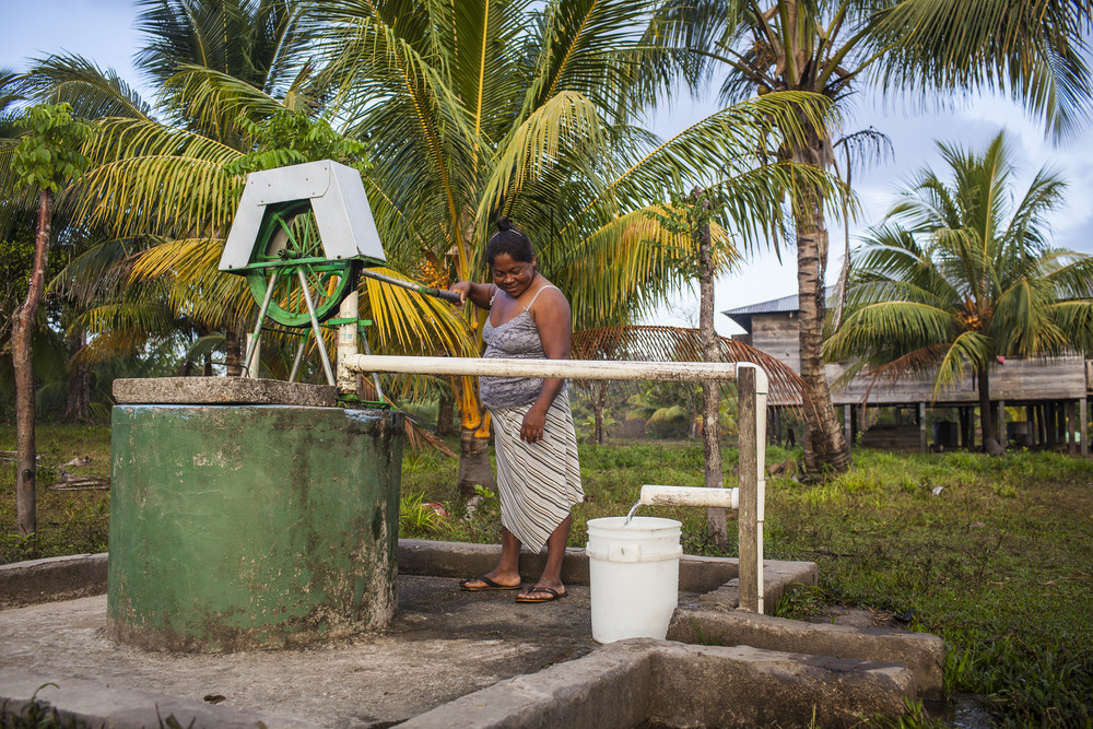 Linda Herbacio, 41, gets water from a well in Auhya Tara, RAAN, Nicaragua, 2014.